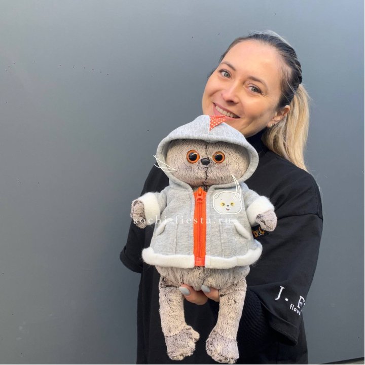 Кот Басик в толстовке в Тюмени