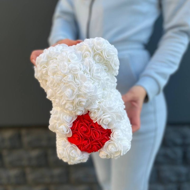 Медведь с красным седцем в Тюмени