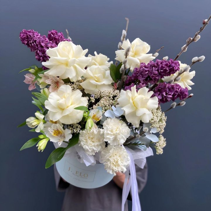 Цветочный бокс Французских роз и Сирени в Тюмени