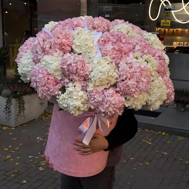 Дизайнерский цилиндр с гортензиями  в Тюмени