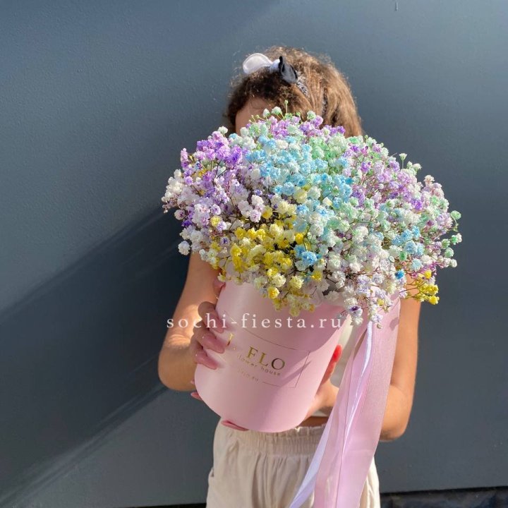 Радужные гипсофилы в шляпной коробке в Тюмени