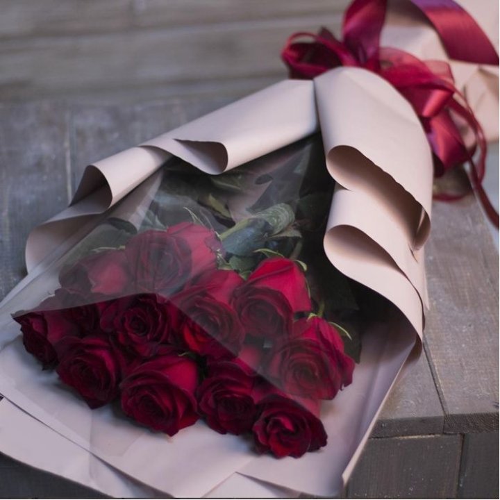 11 голландских роз в оформлении в Тюмени
