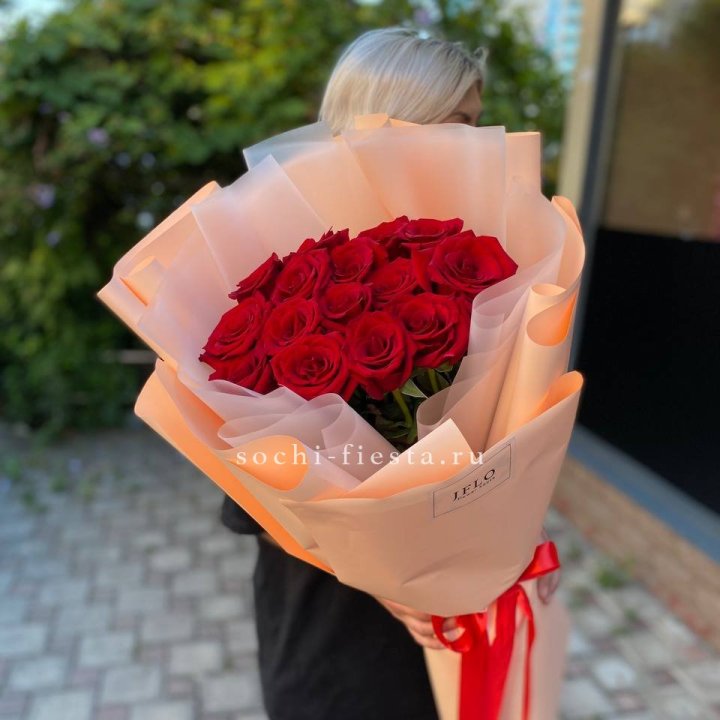 15 голландских роз в оформлении в Тюмени