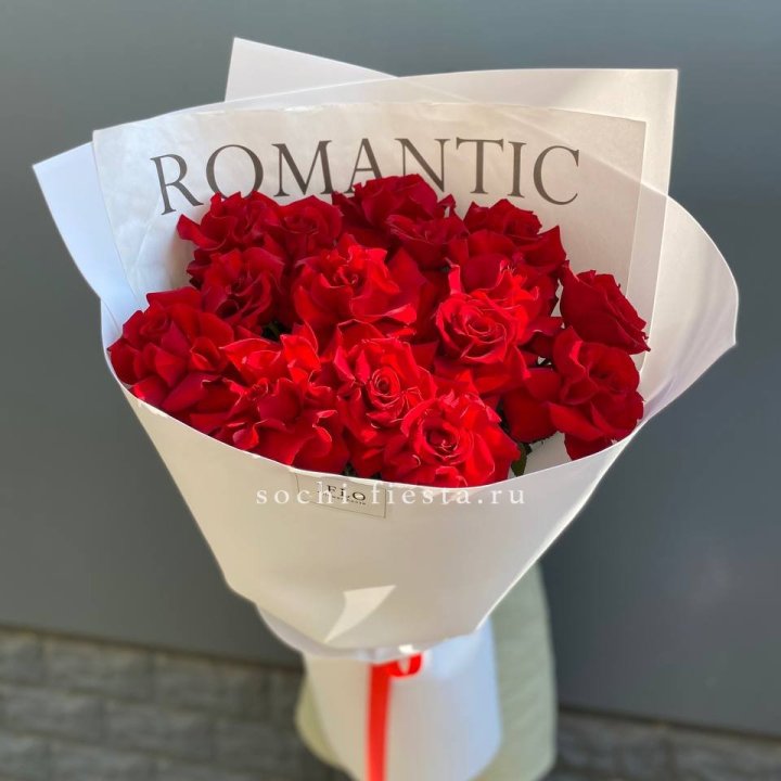 19 высоких роз в оформлении в Тюмени