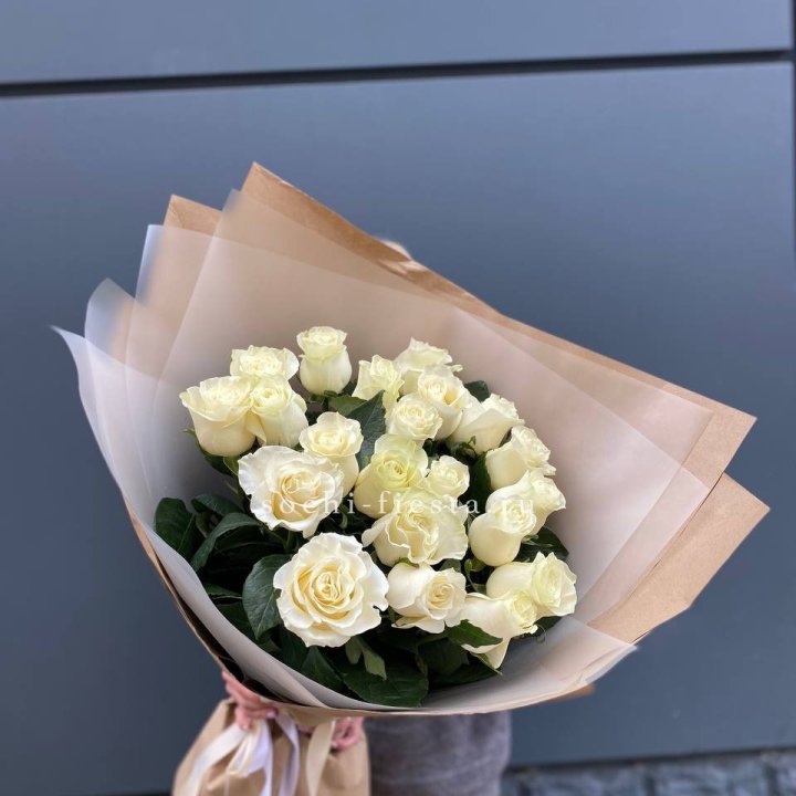  Букет  высоких белых роз   в Тюмени