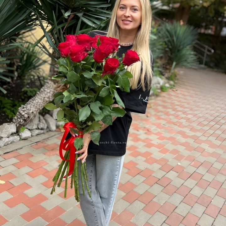15 высоких красных роз в Тюмени