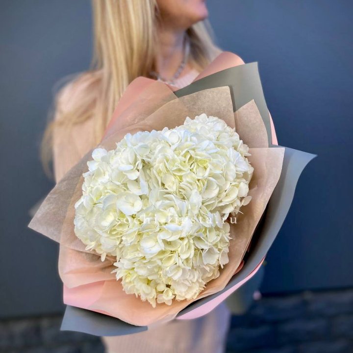 Букет из трёх белых гортензий в Тюмени