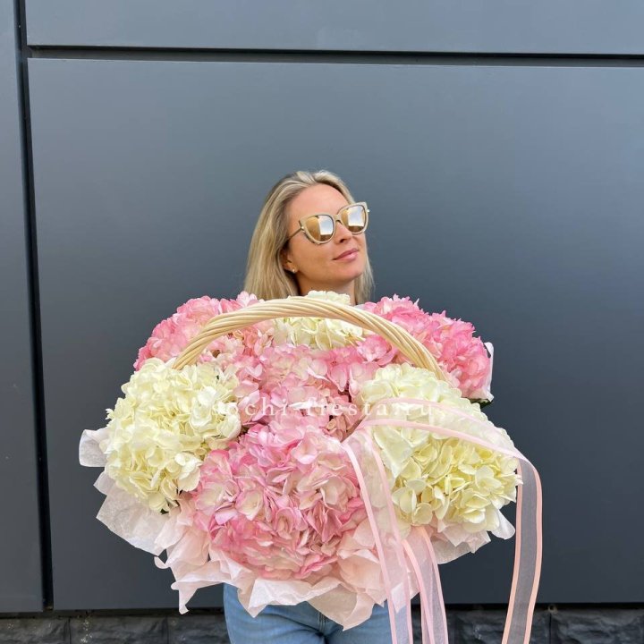 7 гортензий в корзине в Тюмени