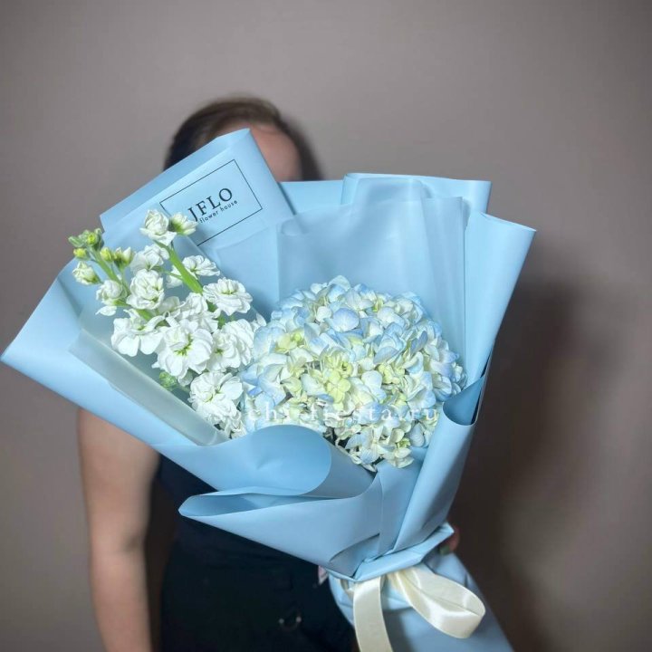 Гортензия голубая с маттиолой в Тюмени