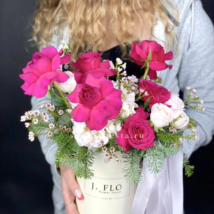 Новогодняя композиция в коробке пинк розе в Тюмени