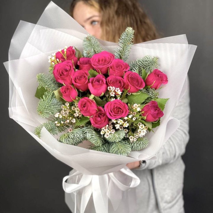 Новогодний букет Елки и Розы в Тюмени
