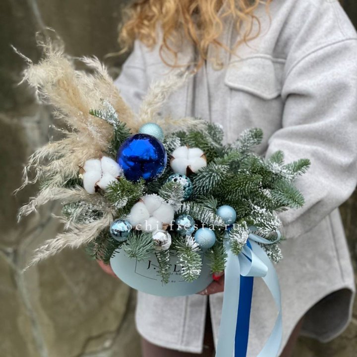 Новогодняя композиция в коробке блю в Тюмени
