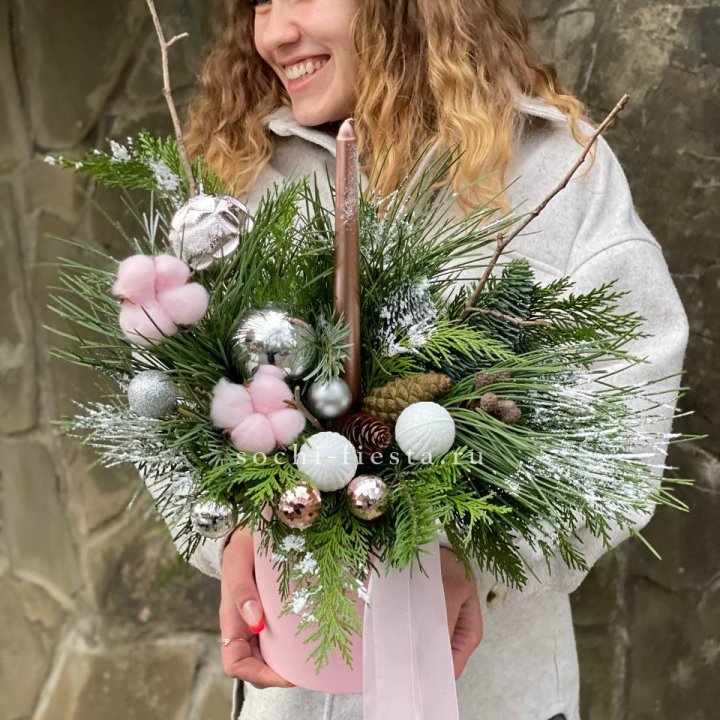 Новогодняя композиция в коробке пинк в Тюмени