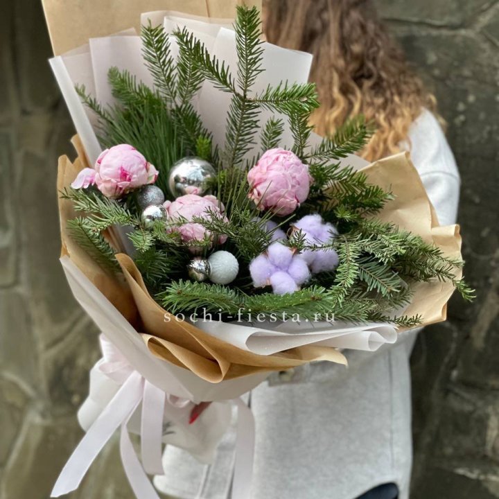 Новогодний букет с пионами  в Тюмени