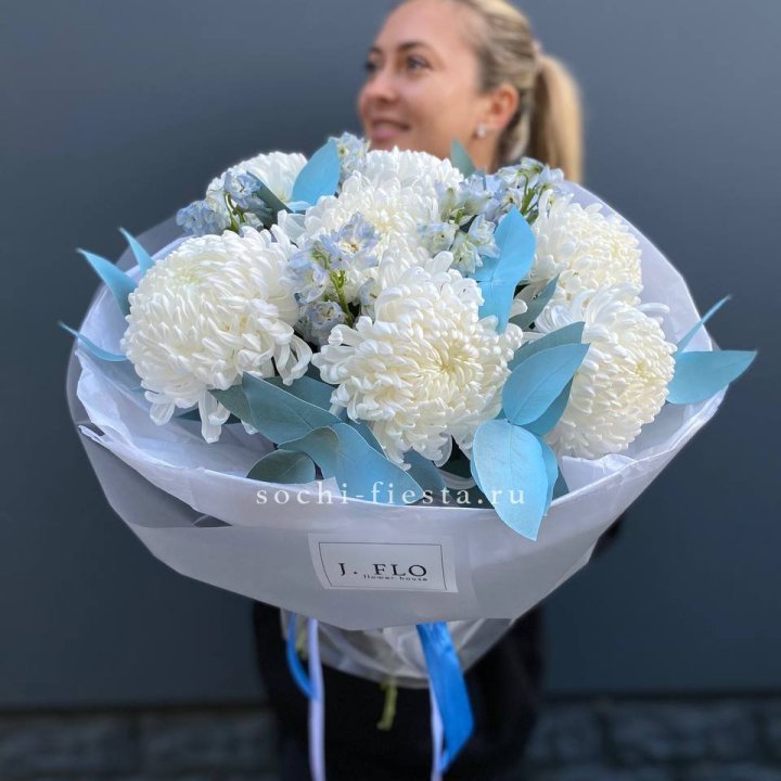 Букет хризантем Бигуди и дельфиниума  в Тюмени