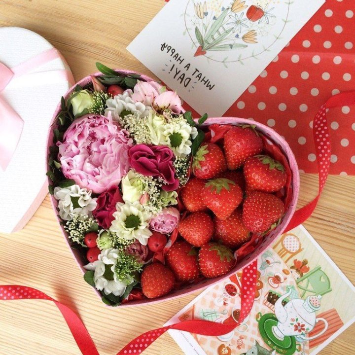 Бокс с клубникой и цветами в Тюмени