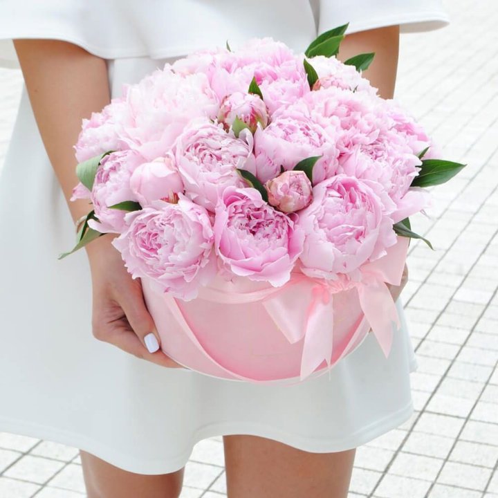 Пионы в шляпной коробке в Тюмени