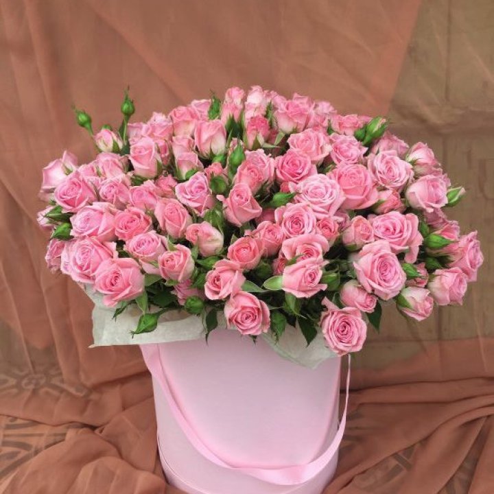 Кустовые розы в коробке в Тюмени