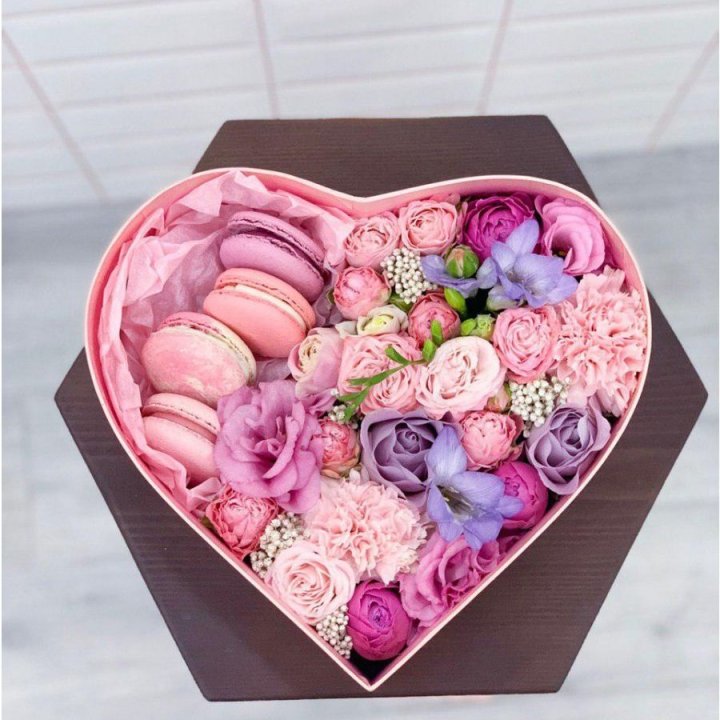 Бокс-сердце с макаронс  в Тюмени