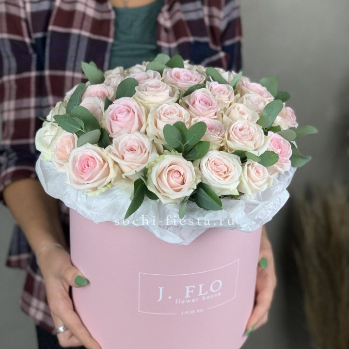 35 розовых роз в цилиндре в Тюмени