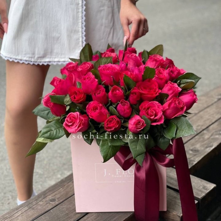 55 алых роз в кубе в Тюмени