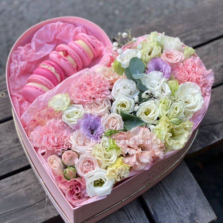 Бокс-сердце с макарон "Пинк" в Тюмени
