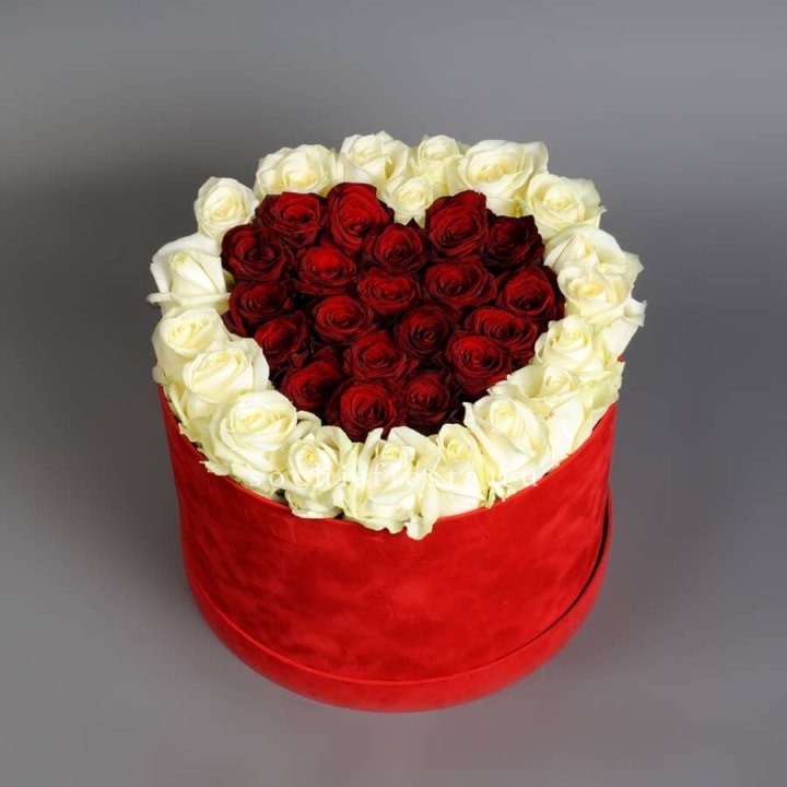 39 красных и белых роз в цилиндре в Тюмени