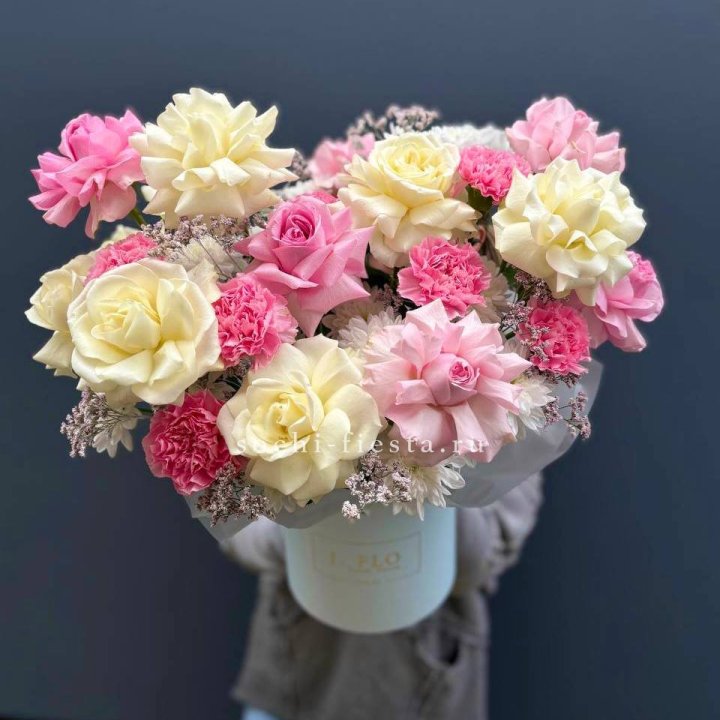 Коробка французских роз и диантусов "Бони" в Тюмени