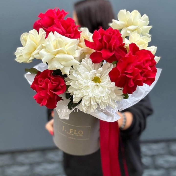 Французские розы с хризантемой в боксе в Тюмени