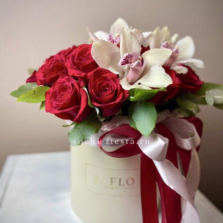 Розы и орхидеи в боксе в Тюмени