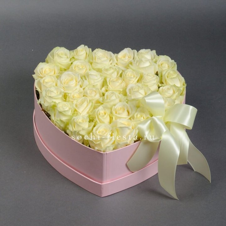 35 белых роз в коробке "Сердце" в Тюмени