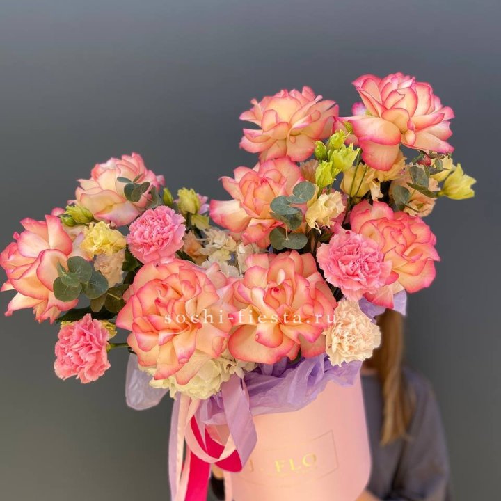 Бокс нежный с розами в Тюмени