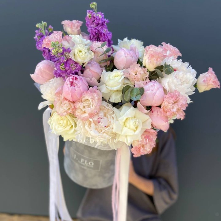 Дизайнерский цилиндр с пионами "Ривьера" в Тюмени