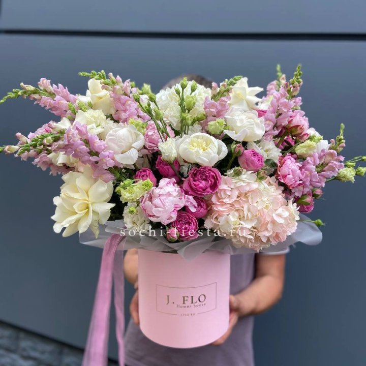 Дизайнерский цилиндр с пионами "Саманта" в Тюмени