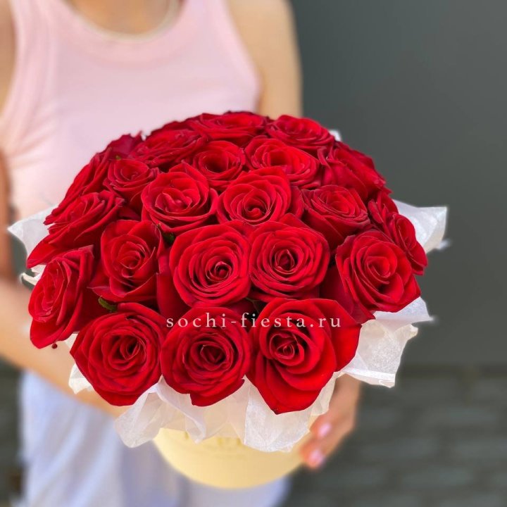 Красные розы в цилиндре в Тюмени