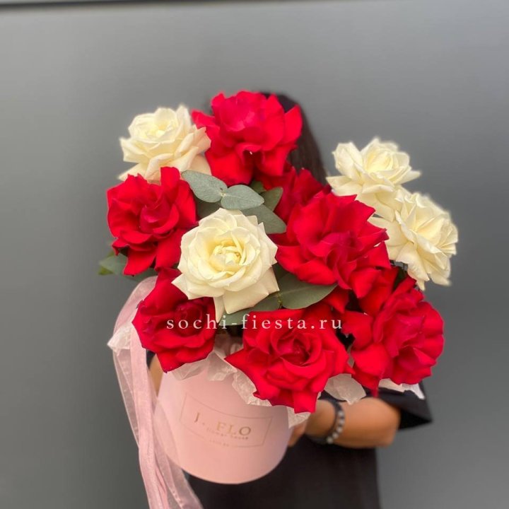 13 Французских роз в боксе в Тюмени