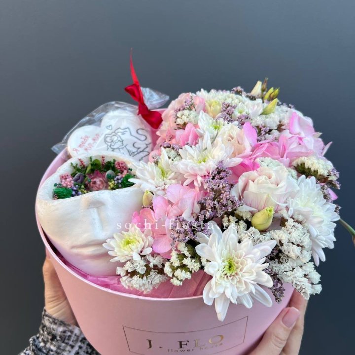 Цветы и свеча в коробке в Тюмени