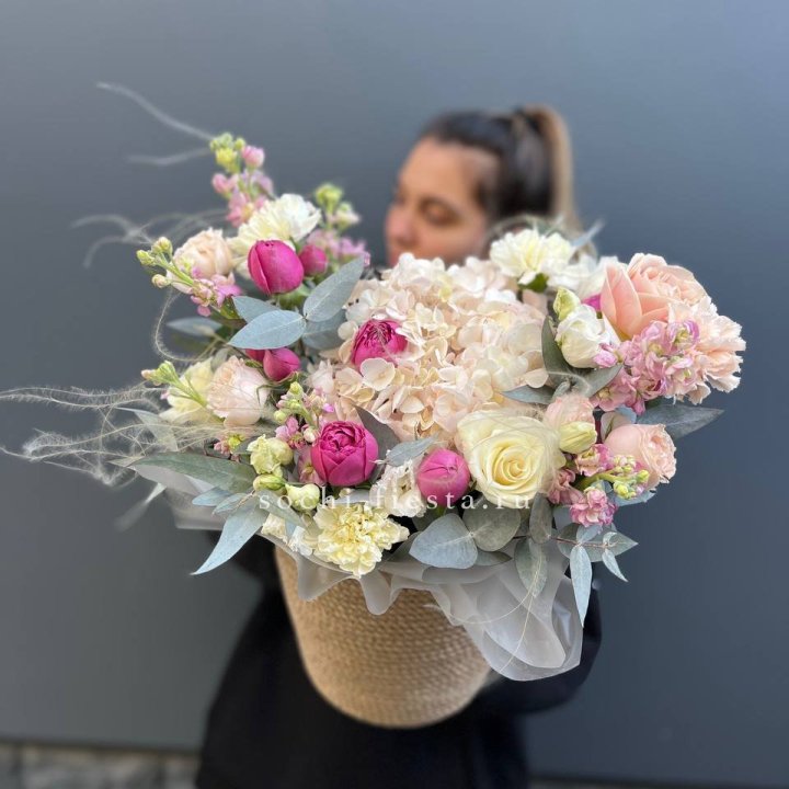 Цветочная композиция в джутовом боксе  в Тюмени