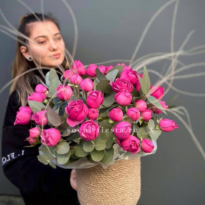 Пионовидные розы Мисти Бабблс в джутовом кашпо в Тюмени