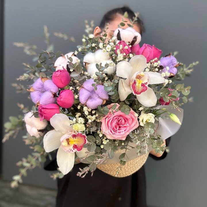 Орхидея и розы в джутовом кашпо в Тюмени