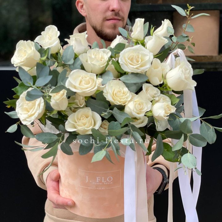 41 белая роз в бархатном боксе в Тюмени