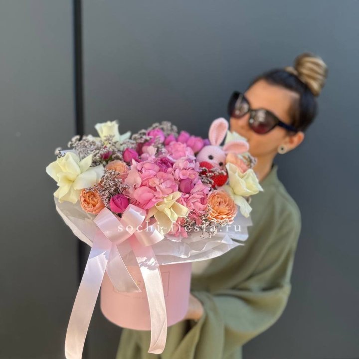 Дизайнерский цилиндр с игрушкой "Лола" в Тюмени