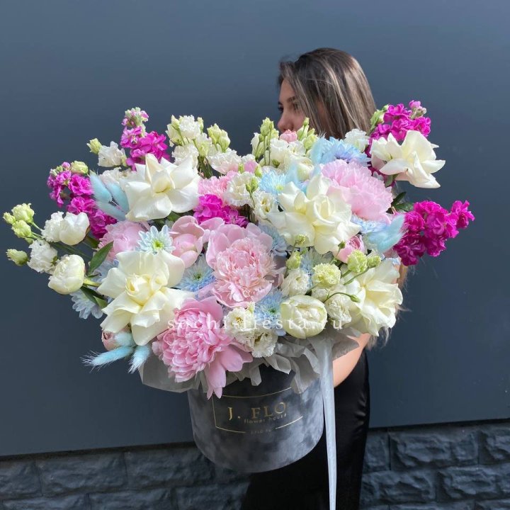 Дизайнерский цилиндр "Пионы гарден" в Тюмени