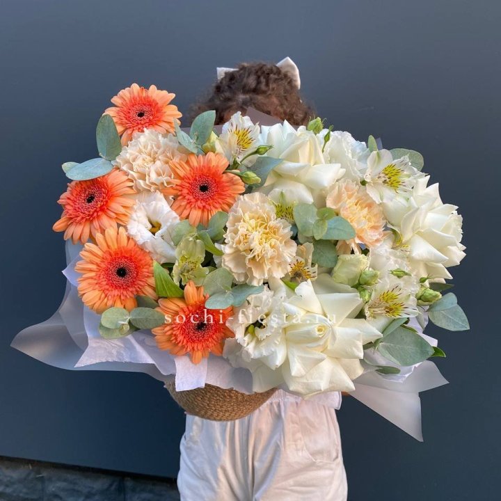 Розы и герберы в джутовом кашпо "Георгино" в Тюмени