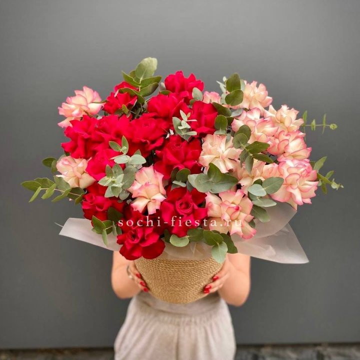 25 Французских роз в джутовом кашпо  в Тюмени