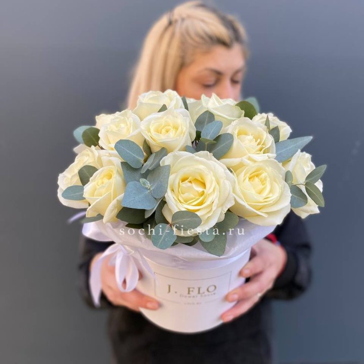 15 белых роз в боксе в Тюмени