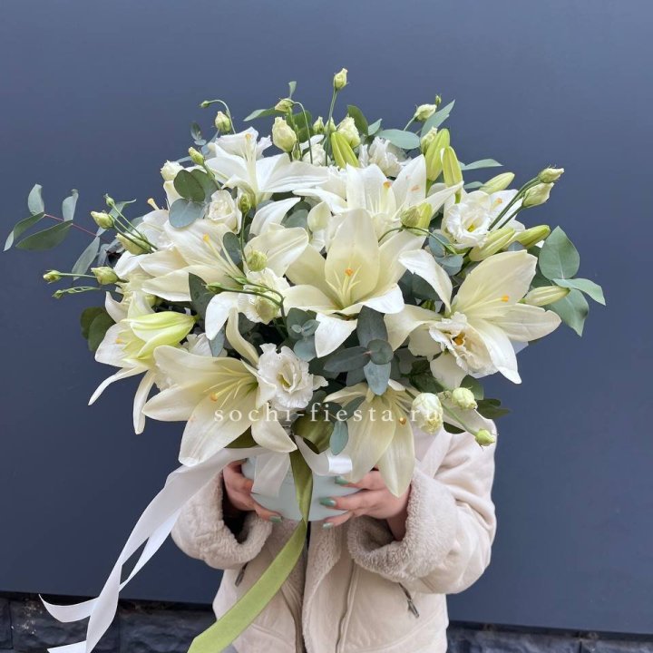 Бокс лилий и эустомы в Тюмени