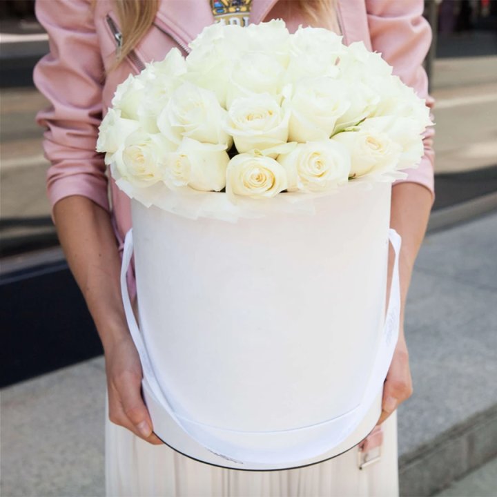 35 белых роз в цилиндре в Тюмени