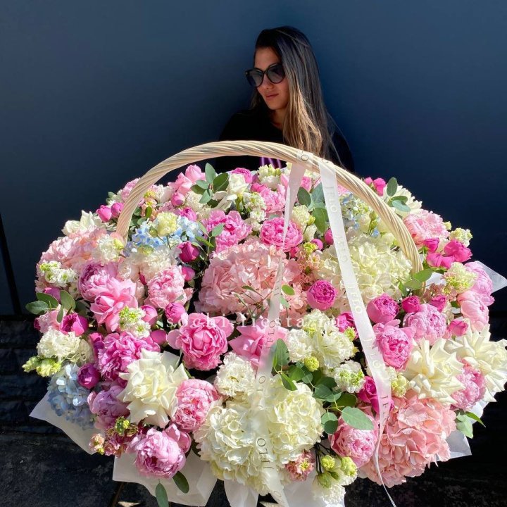 Цветочная корзина из пионов и пионовидных роз "Перфекте" в Тюмени