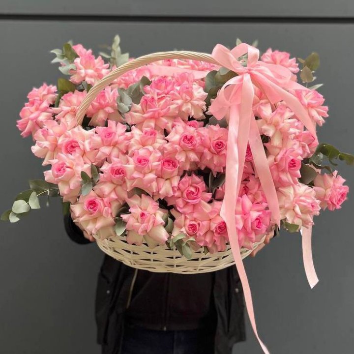 51 розовая роза в корзине в Тюмени